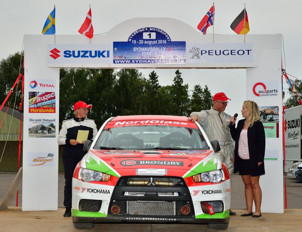 Første rally sammen blev kronet med en andenplads. Steen Andersen interviewes, mens Mie Petersen nyder øjeblikket
(Foto: Michael Eisenberg)